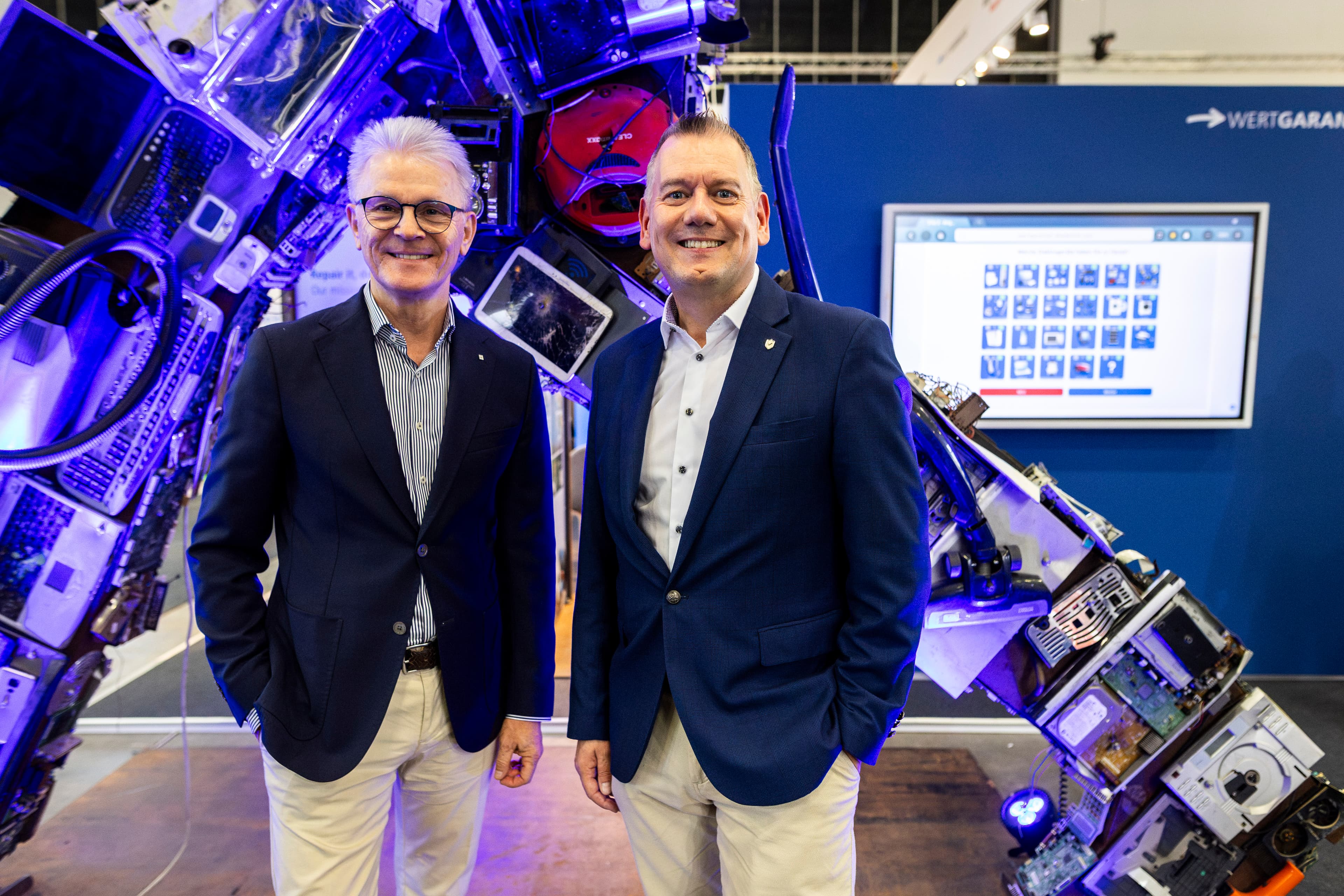Vorstand Konrad Lehmann und Geschäftführer Vertrieb Thilo Dröge von der WERTGARANTIE Group vor unserem WERTGIGANT auf der IFA 2026 Berlin.