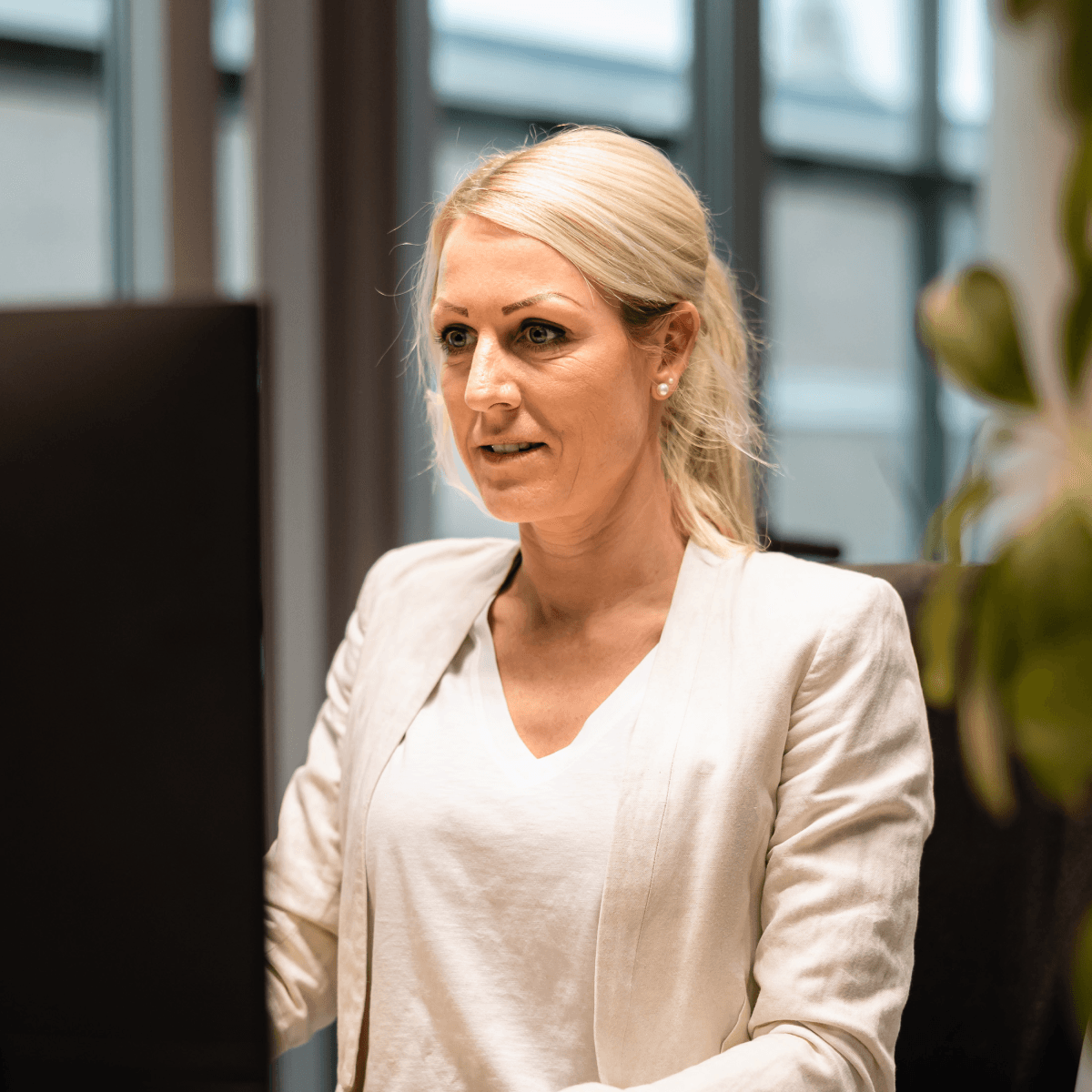 Sabrina Rust, Teamleiterin Kunden-Qualitätsmanagement, sitzt konzentriert vor ihrem Bildschirm und arbeitet.