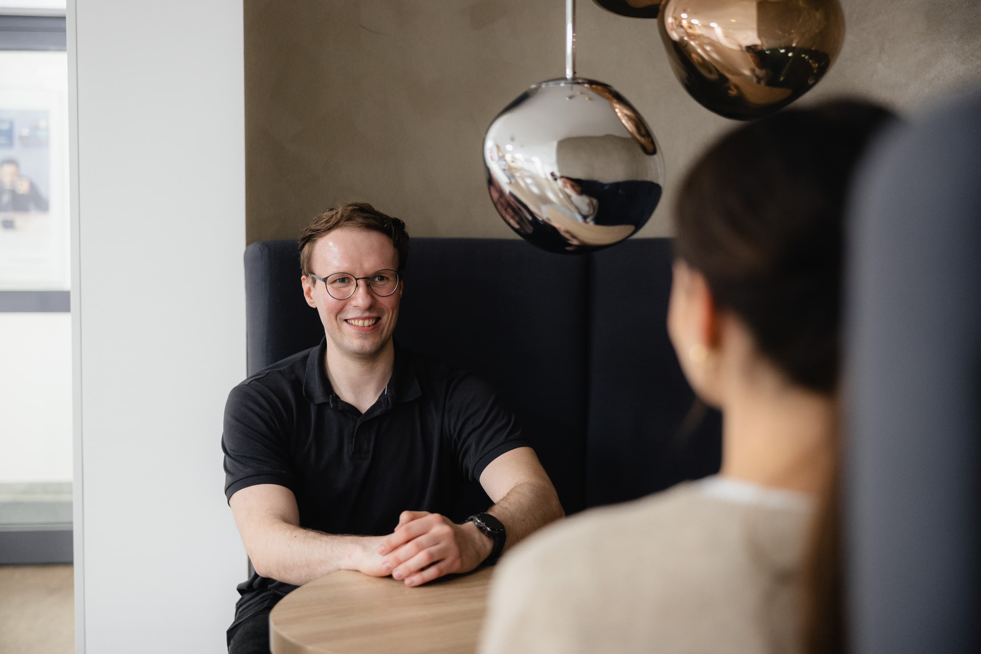 Interviewsituation am Tisch zwischen Technical Analyst Edwin Tkatzyk und Content-Managerin Mira Langner der WERTGARANTIE Group.