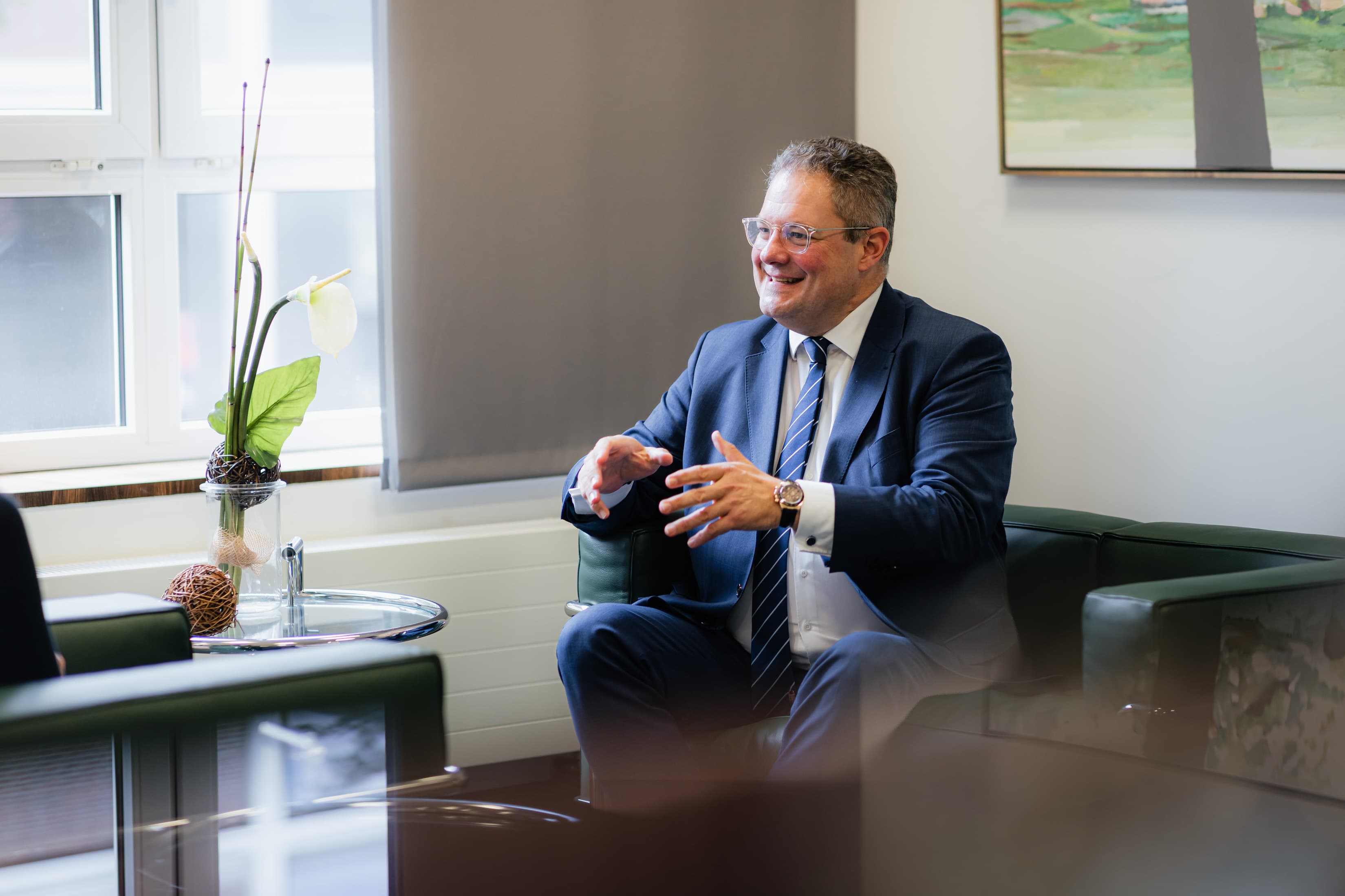 Patrick Döring, Vorstandsvorsitzender der WERTGARANTIE Group, sitzt auf einem Sessel in einer Interviewsituation