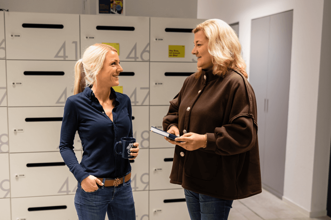 Sabrina Rust, Teamleiterin Kunden-Qualitätsmanagement, im Gespräch mit einer Mitarbeiterin der WERTGARANTIE Group.