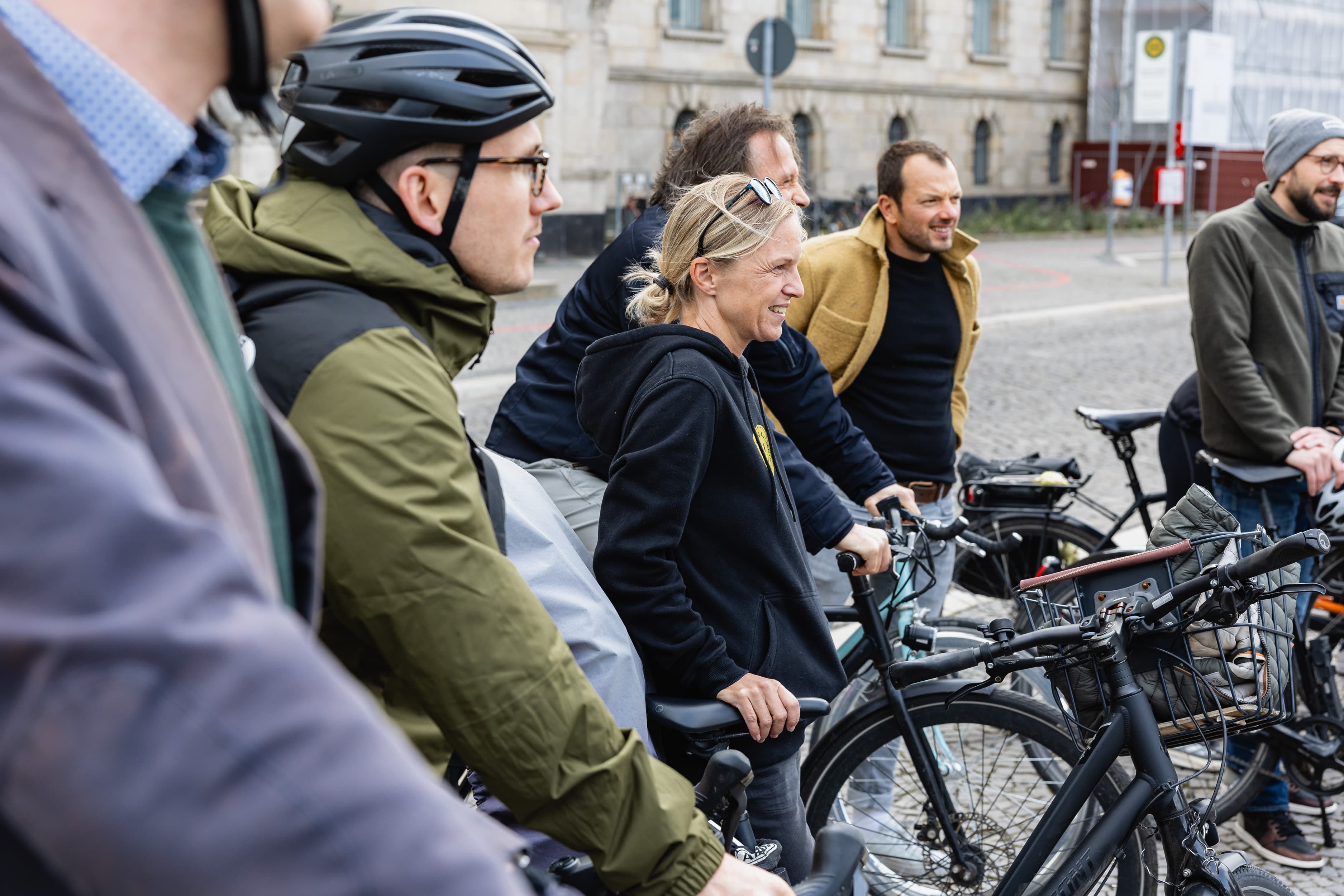 Mitarbeitende der WERTGARANTIE Group bei der kulinarischen Fahrradtour in Hannover.