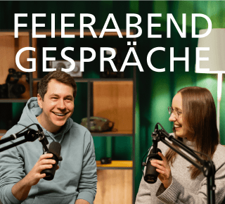 Das Cover unseres Unternehmenspodcasts Feierabendgespräche mit den Hosts Malicia Hoffschulz und Sebastian Krahforst.