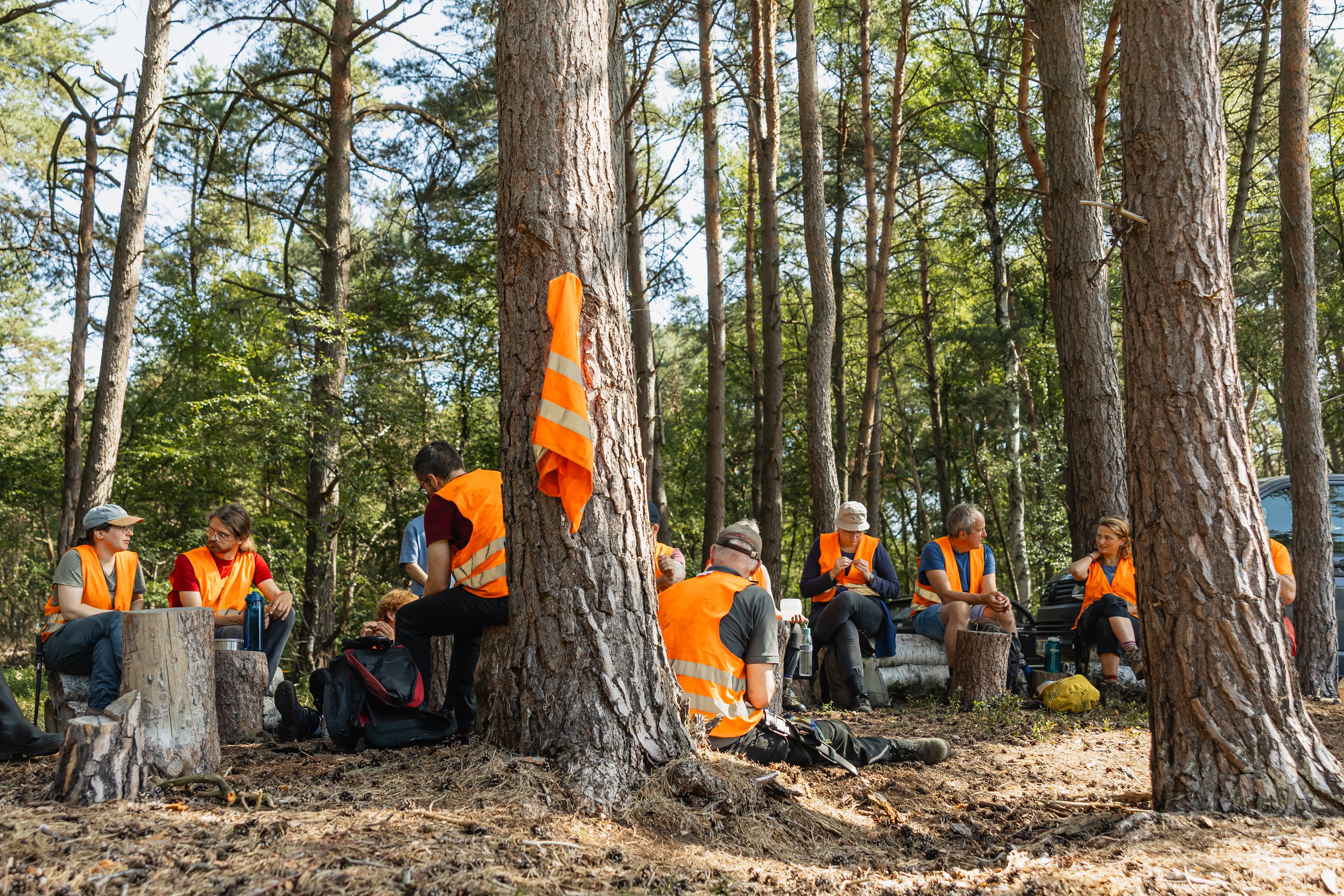 Frühstückspause im Camp Die freiwilligen Helfern im Moorgebiet bei der Frühstückspause im Camp.