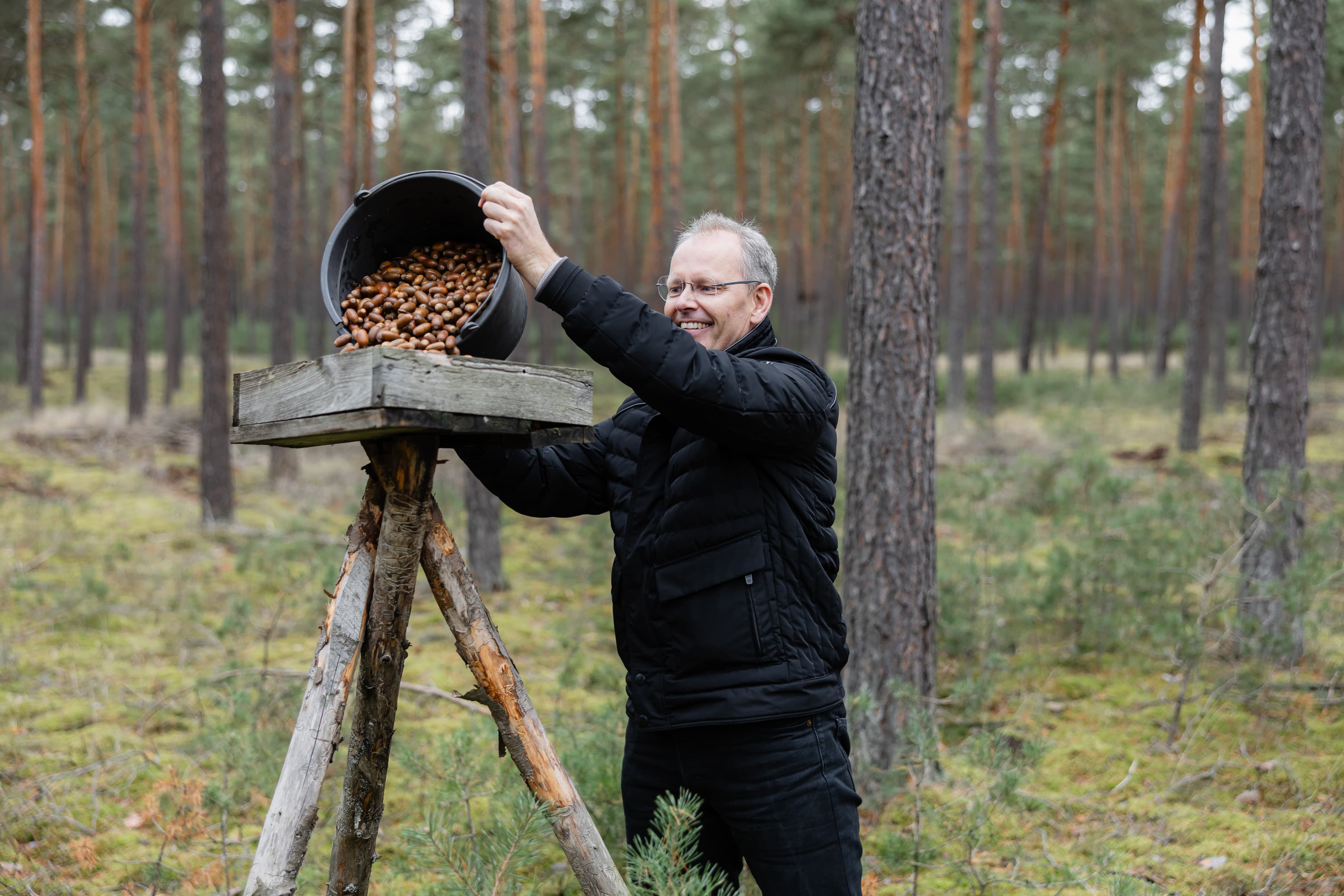 Futternachschub Unser Vorstand Udo Buermeyer verteilt Futter für die Eichelhäher im Wald.