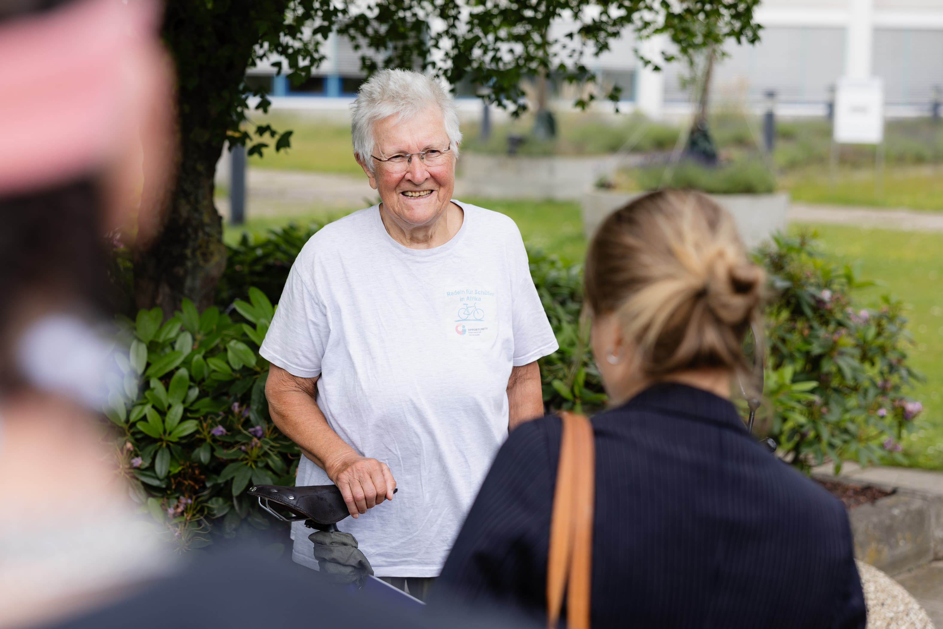 Eine Frau, ein Fahrrad und 55.000 Kilometer für Bildung