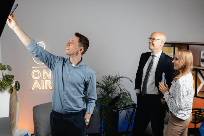 Folge 2 mit Lars Lars Thomas, CEO von Garante in Spanien, sitzt in unserem Podcaststudio. Vor ihm ist ein Mikrofon aufgebaut.