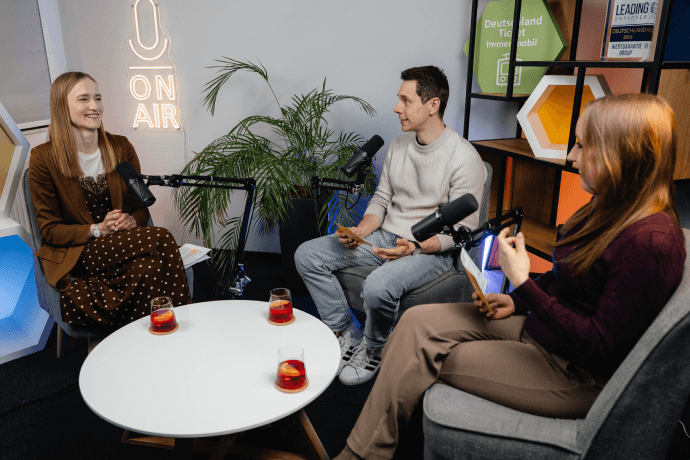 Folge 3 mit Marina Teamleiterin Nachhaltigkeitskommunikation Marina Droste sitzt in unserem Podcaststudio. Vor ihr ist ein Mikrofon aufgebaut.