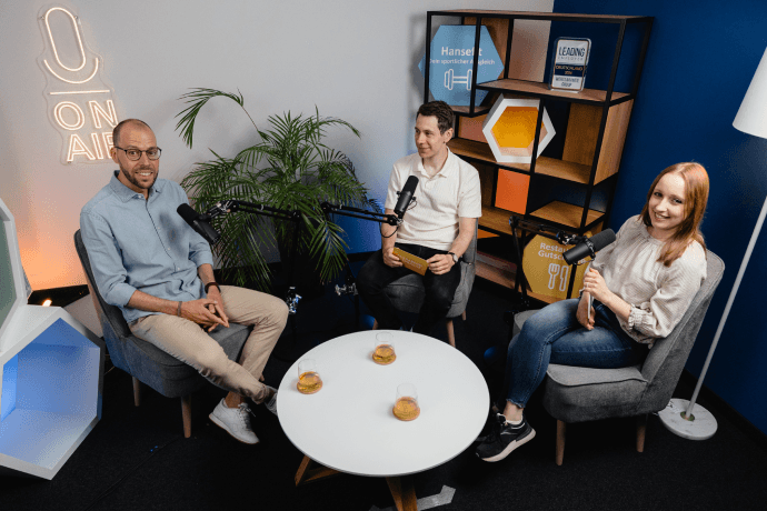Folge 5 mit Thorsten Manager für Marktforschung Thorsten Wallbott sitzt in unserem Podcaststudio. Vor ihm ist ein Mikrofon aufgebaut.