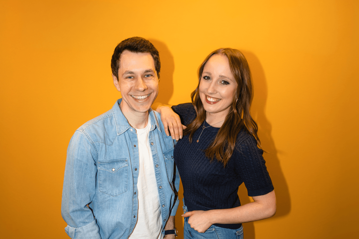 Feierabendgespräche Staffel 3 mit Sebastian und Malicia Podcast Feierabendgespräche Cover mit zwei Mitarbeitenden vor einem gelben Hintergrund.