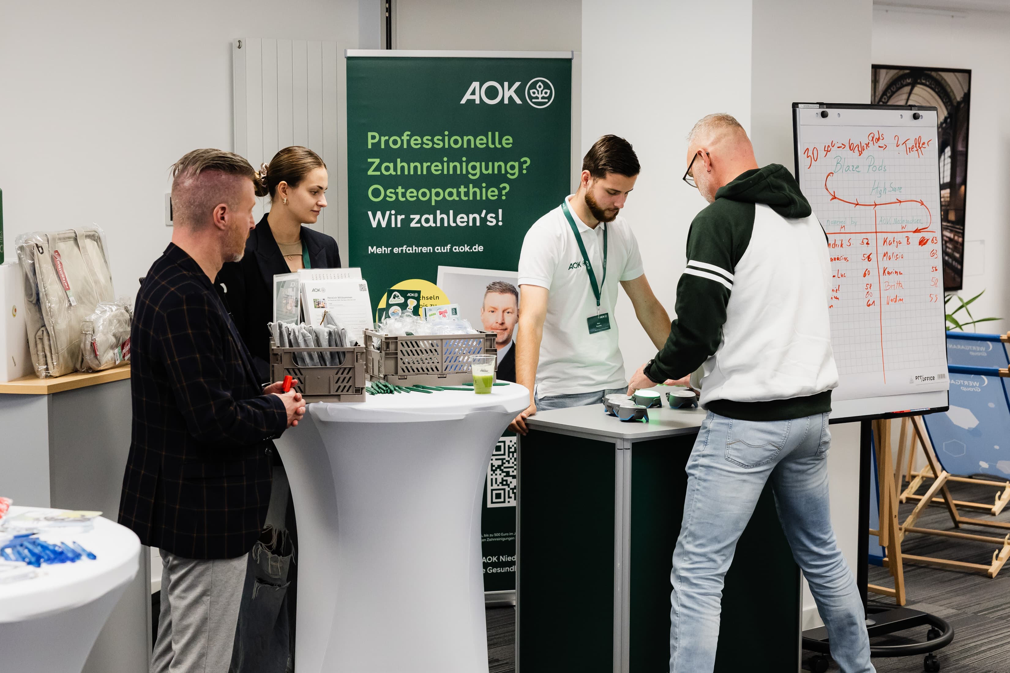 Reaktionsfähigkeit testen Bei dem Stand der AOK testet ein Mitarbeiter der WERTGARANTIE Group seine Reaktionsfähigkeit mit den BlazePods.