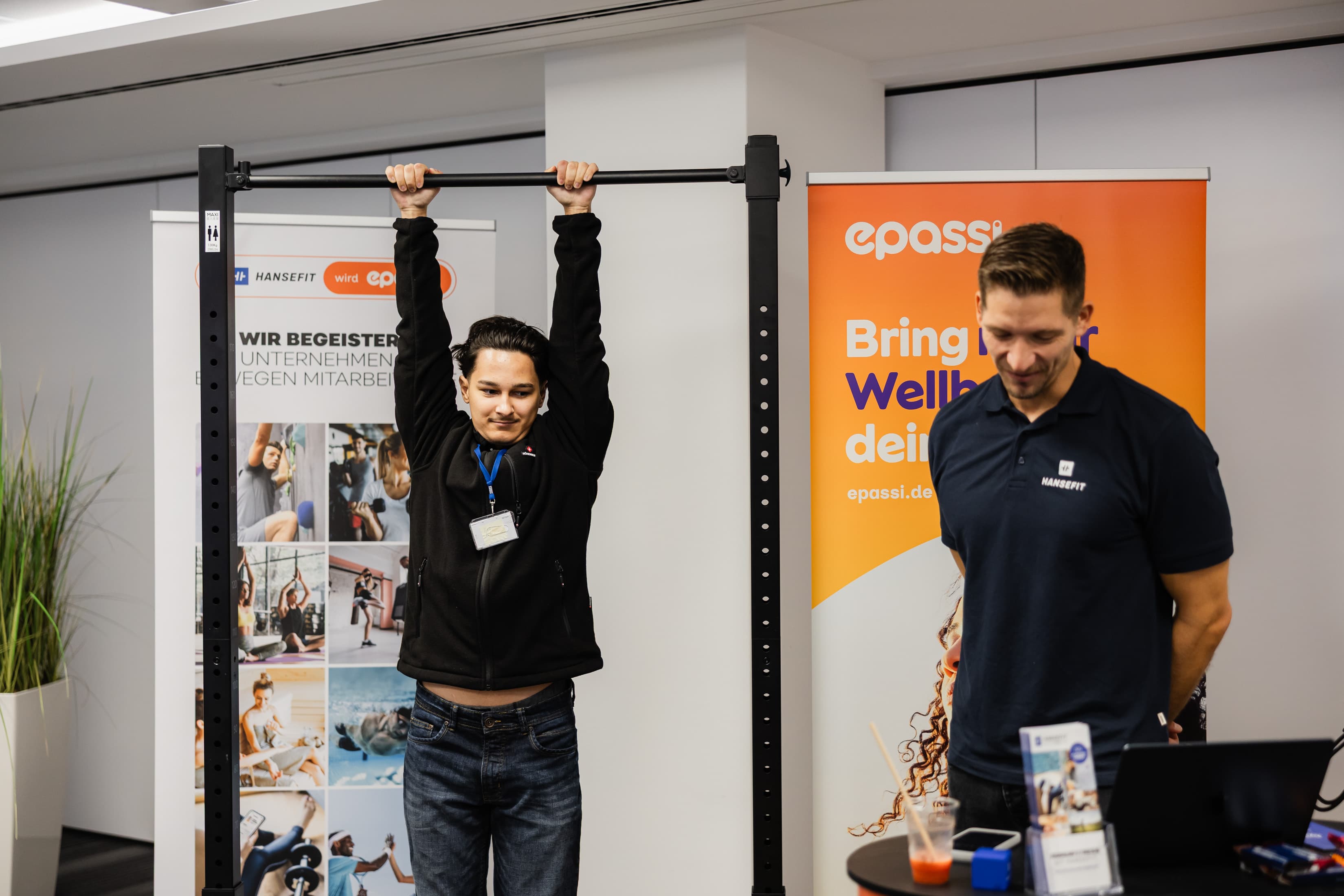 Dead Hang Challenge Der Auszubildende der WERTGARANTIE Group testen seine Griffkraft bei der Dead Hang Challenge von epassi bei den internen Gesundheitstagen.
